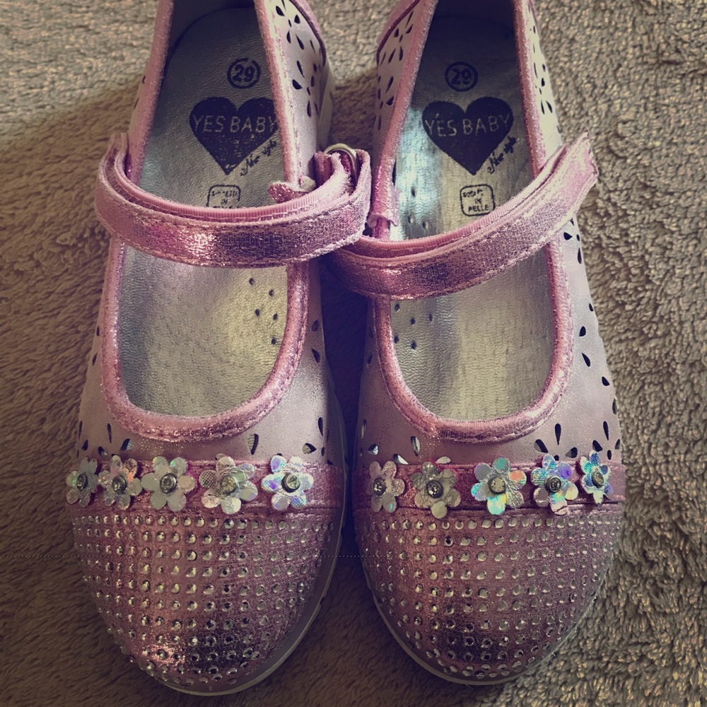 Girls pink shoes
